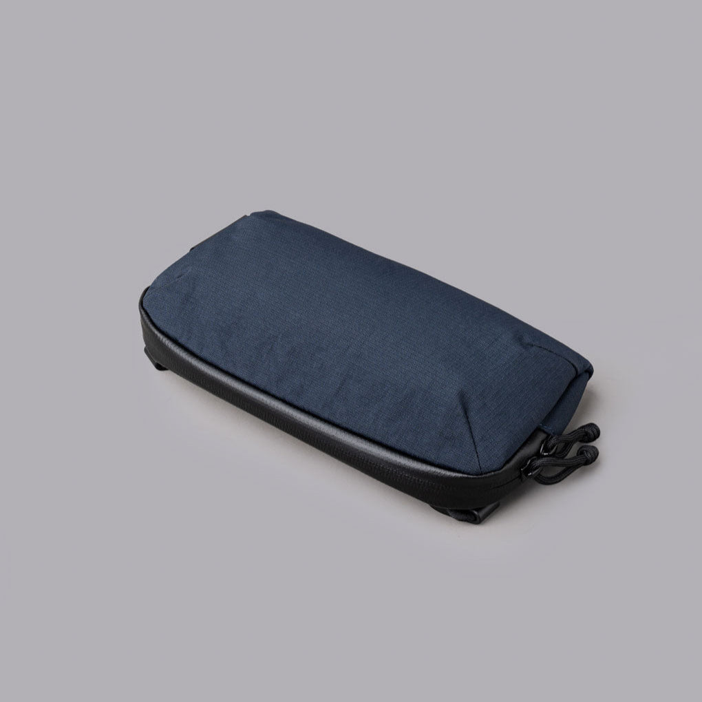 採用 Axoflux 400D 防水布料與 YKK AquaGuard 防水拉鏈，全面保護隨身物品