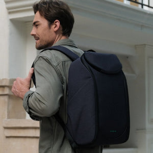 Korin SnapPack Ultra 背包人體工學設計背板與肩帶細節