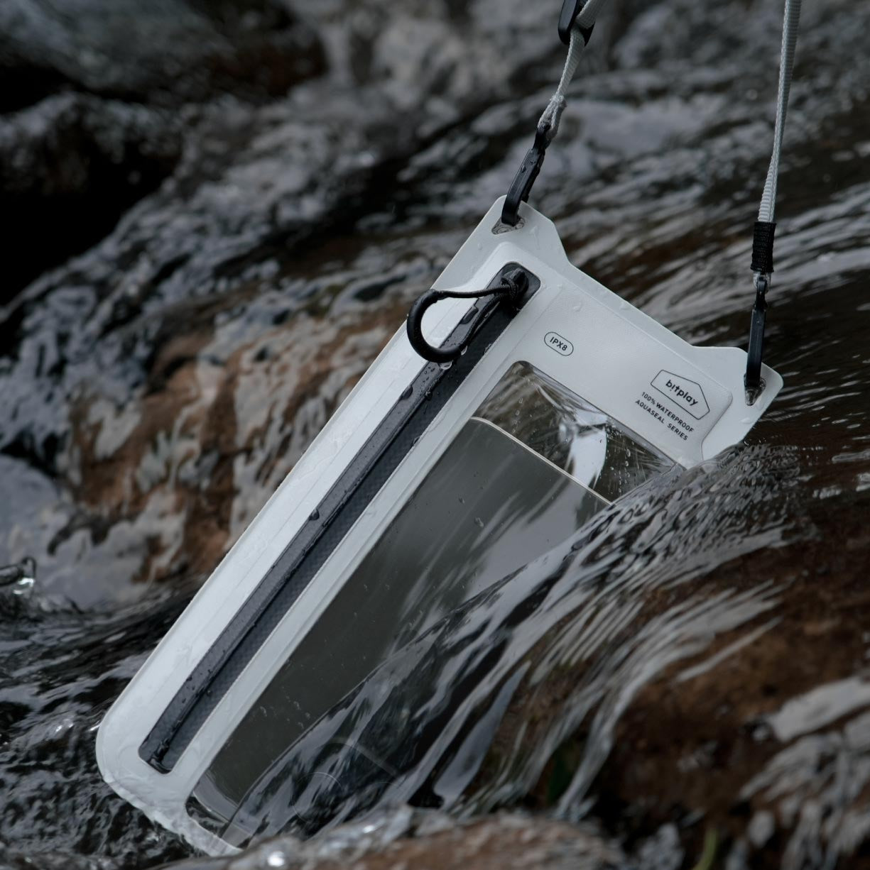 AquaSeal 防水手機袋在戶外水邊使用場景