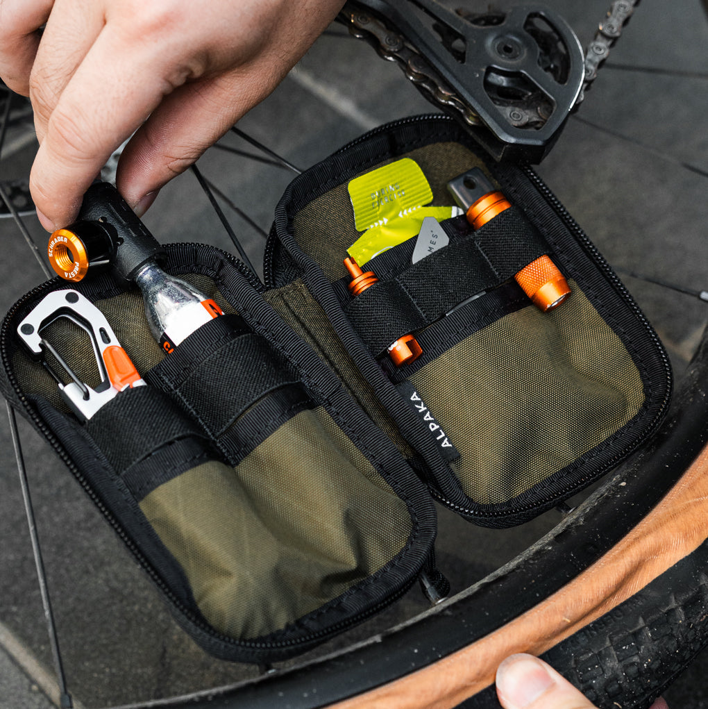 ALPAKA HUB Pouch Pro 模組化收納袋，X-Pac 防水設計，輕便耐用，適合日常與戶外使用