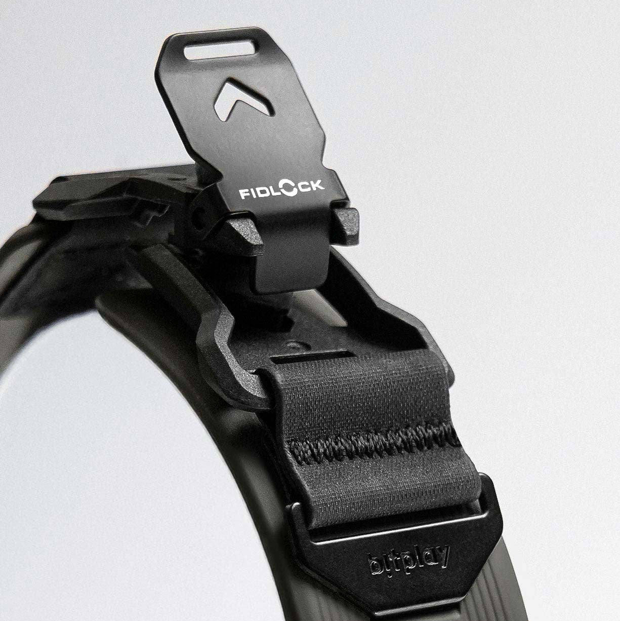 Fidlock® 磁吸快釦細節特寫，展示穩固與便捷設計