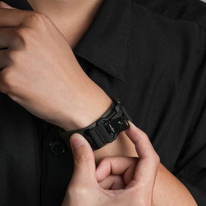Fidlock® 磁吸快釦細節特寫，展示穩固與便捷設計