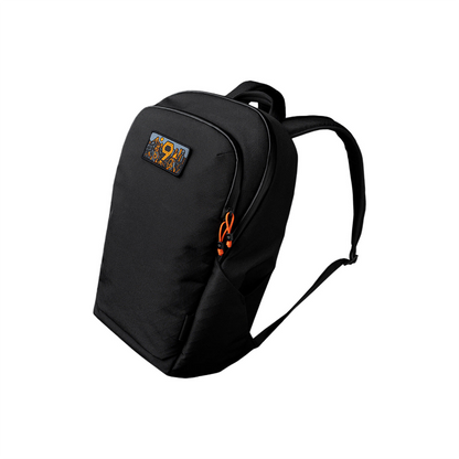 ALPAKA Bravo Backpack 正面展示：展示背包外觀及橙色拉鍊細節。