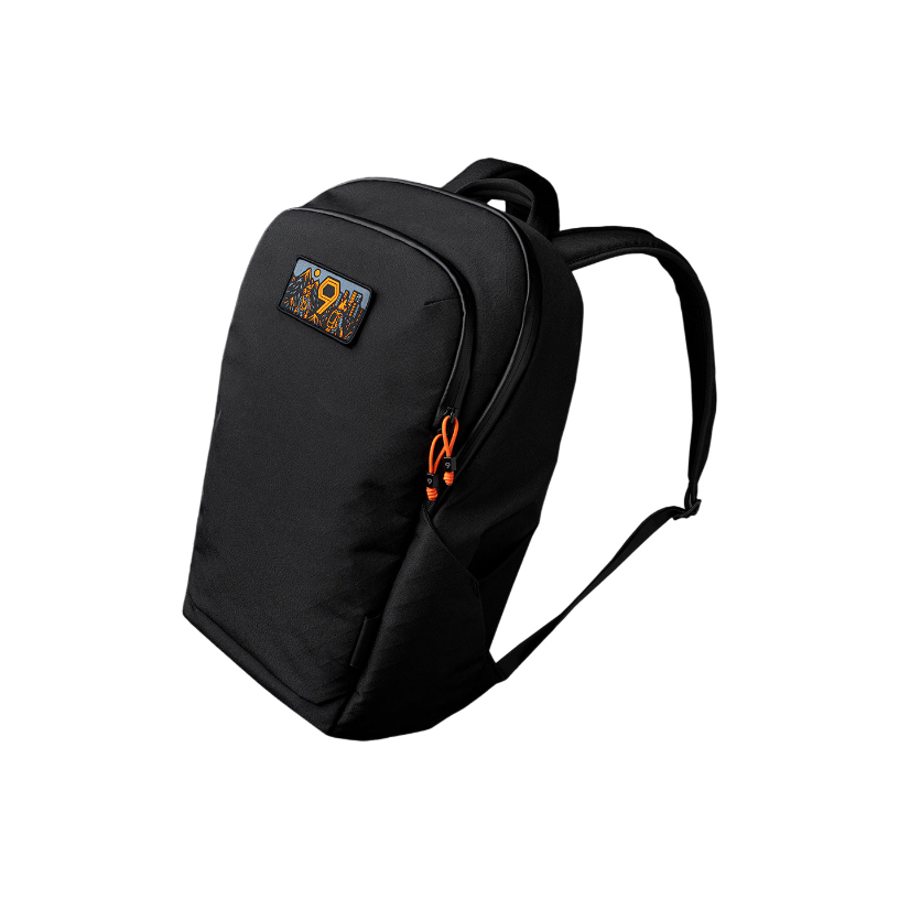 ALPAKA Bravo Backpack 正面展示：展示背包外觀及橙色拉鍊細節。