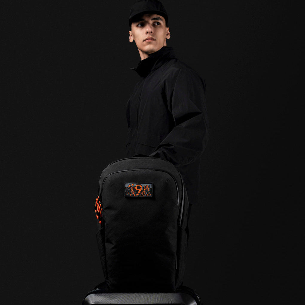 ALPAKA Bravo Backpack 正面展示：展示背包外觀及橙色拉鍊細節。
