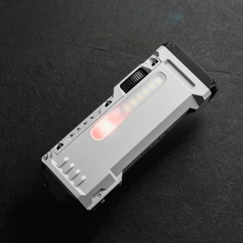 Wuben X4 手電筒展示：展示手電筒的外觀設計與細節。