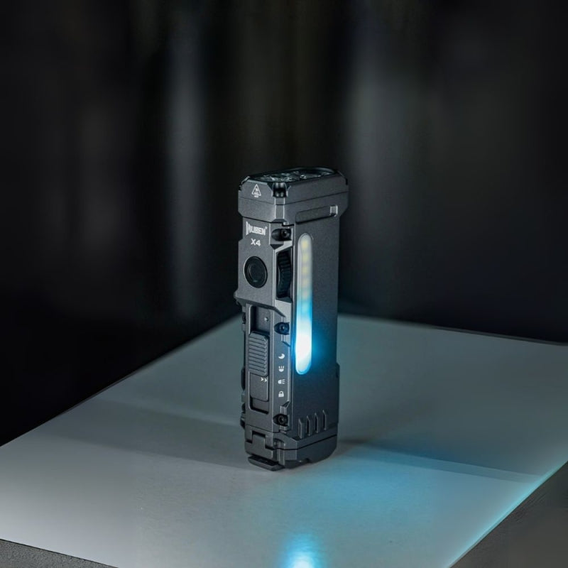 防水性能展示：手電筒在水中使用，體現其 IP68 防水能力。