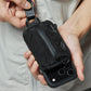 用戶將 BITPLAY Magnetic Mini Pouch 掛於背包或腰帶上。