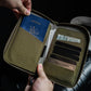 用戶在機場使用 Zip Passport Wallet 的情景。