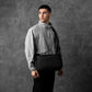 ALPAKA Flight Satchel 黑色款展示外觀設計與功能性。