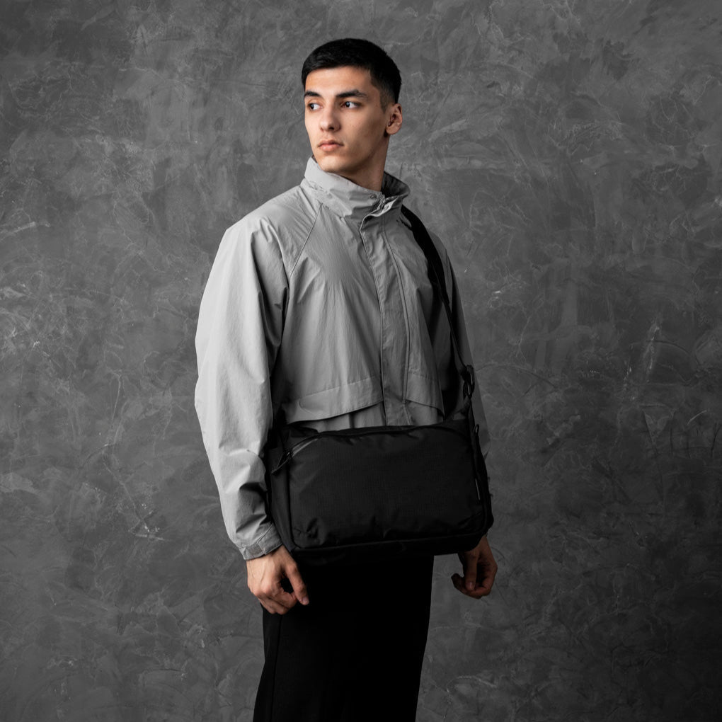 ALPAKA Flight Satchel 黑色款展示外觀設計與功能性。