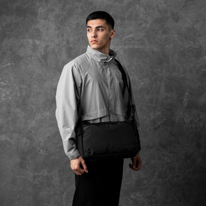 ALPAKA Flight Satchel 黑色款展示外觀設計與功能性。