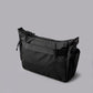 ALPAKA Flight Satchel 黑色款展示外觀設計與功能性。