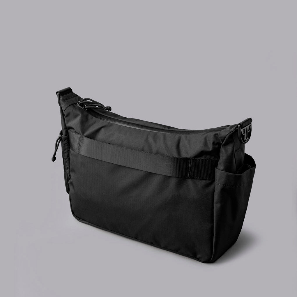 ALPAKA Flight Satchel 黑色款展示外觀設計與功能性。