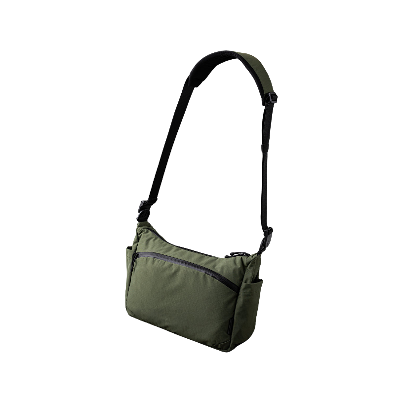 ALPAKA Flight Satchel 綠色款展示外觀設計與功能性。