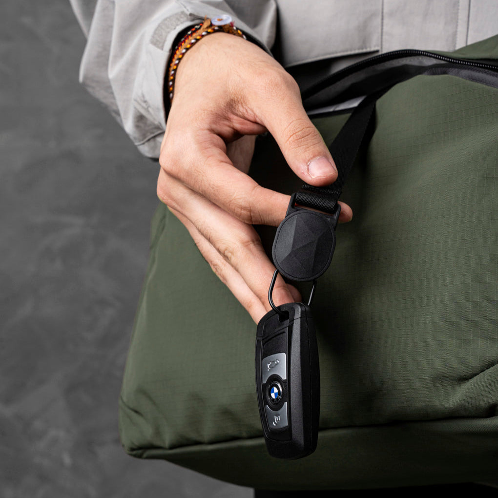 ALPAKA Flight Satchel 綠色款展示外觀設計與功能性。