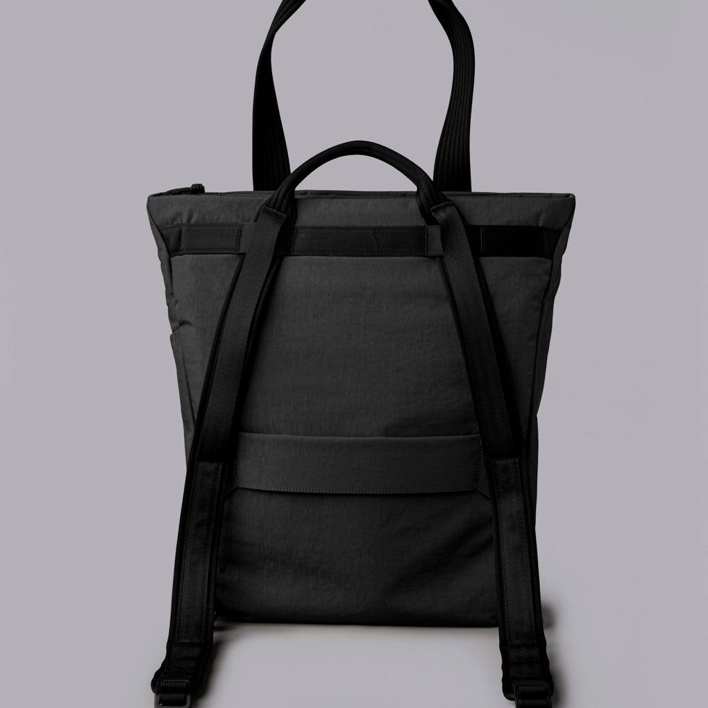 ALPAKA Flow Totepack Axoflux 400D 防撕裂尼龍材質與 YKK AquaGuard 防水拉鍊細節展示。