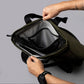 ALPAKA Flow Totepack 展示內部 16 吋筆記型電腦隔層與多個收納袋設計。