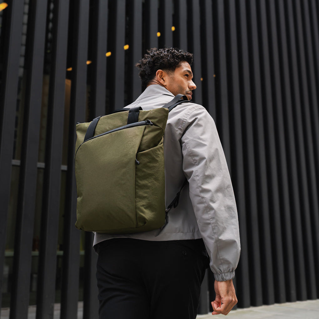 ALPAKA Flow Totepack 綠色款展示雙模式設計與多功能性