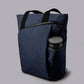 ALPAKA Flow Totepack 藍色款展示雙模式設計與多功能性。