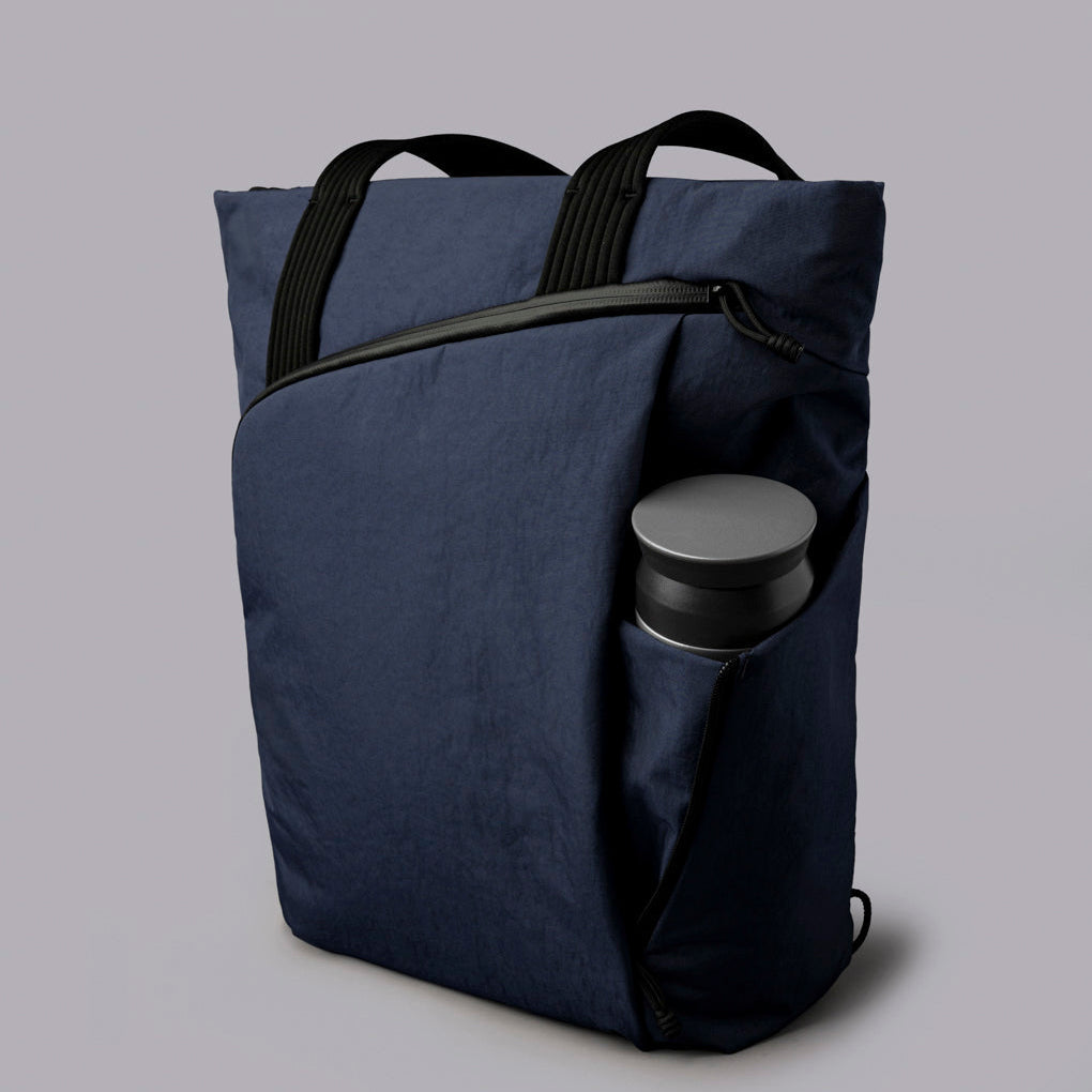 ALPAKA Flow Totepack 藍色款展示雙模式設計與多功能性。