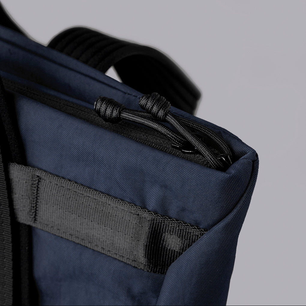 ALPAKA Flow Totepack 展示內外瓶袋設計，可同時攜帶兩個水瓶或飲品。
