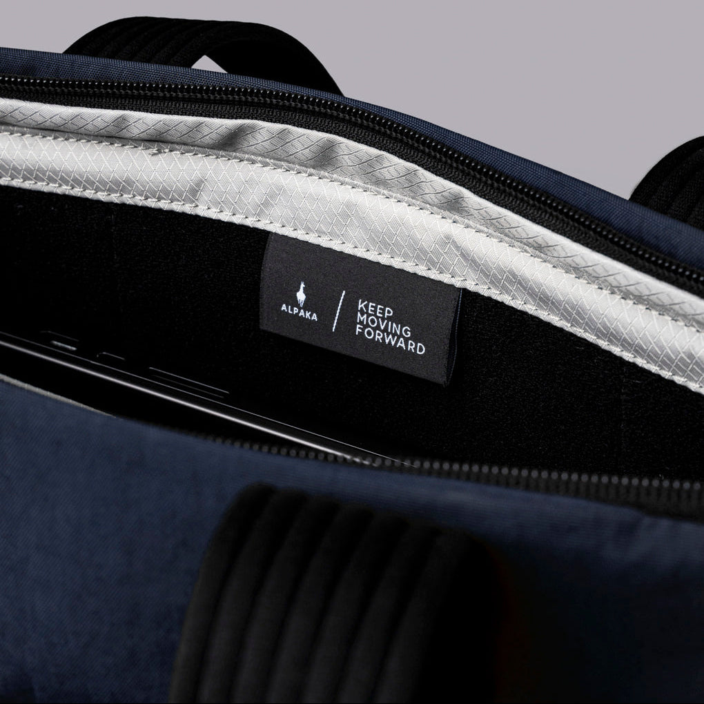 ALPAKA Flow Totepack 展示內外瓶袋設計，可同時攜帶兩個水瓶或飲品。