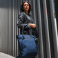 ALPAKA Flow Totepack 藍色款展示雙模式設計與多功能性。