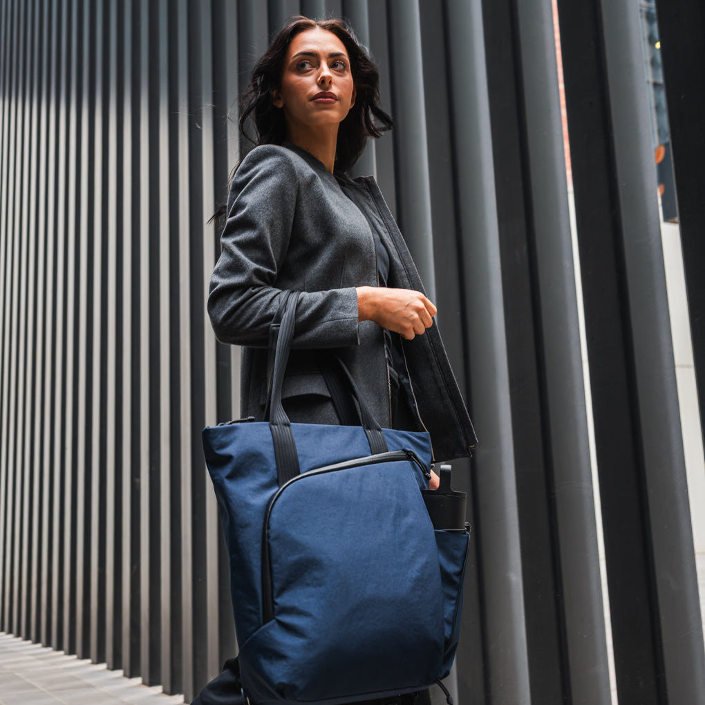 ALPAKA Flow Totepack 藍色款展示雙模式設計與多功能性。