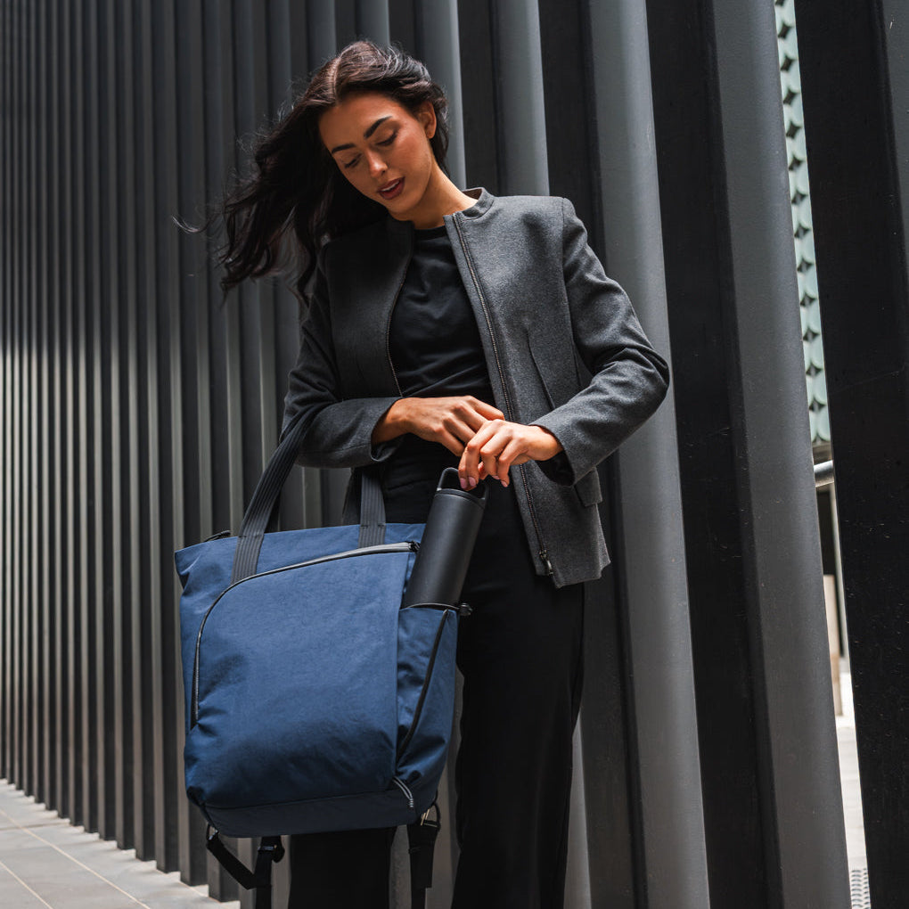 ALPAKA Flow Totepack 藍色款展示雙模式設計與多功能性。