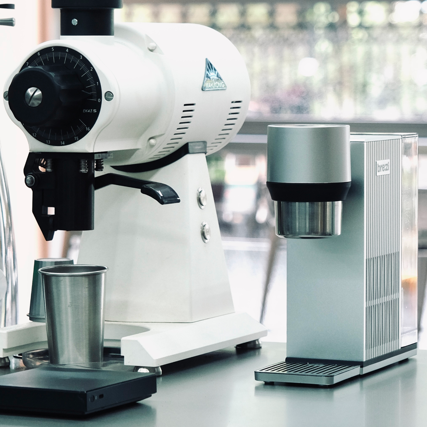BREZI COLD 自動冷萃咖啡機，展示黑色鋁合金外觀與數字觸控屏設計。