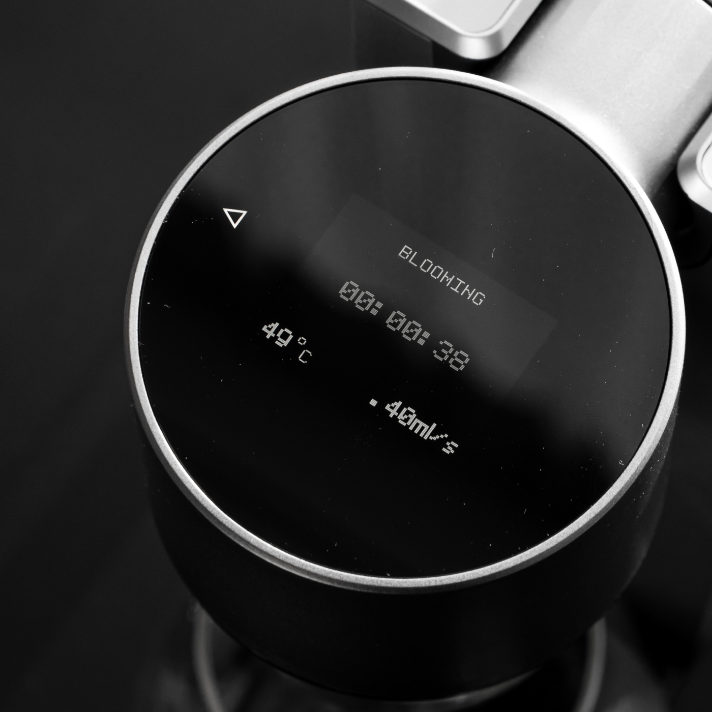 BREZI COLD 自動冷萃咖啡機，數字觸控屏操作界面展示。