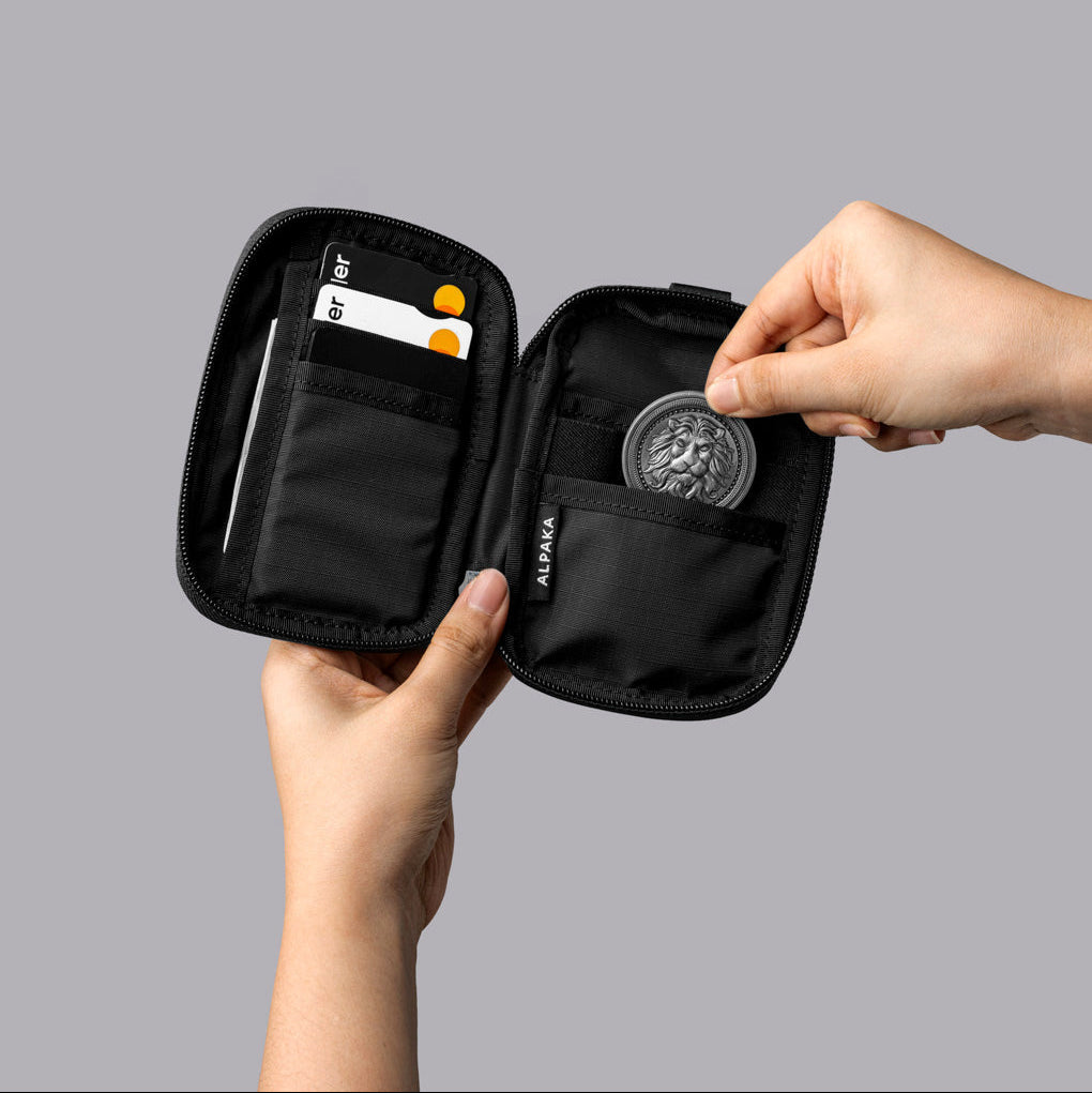 ALPAKA HUB Pouch V2 展示內部卡槽與隔層設計，整齊收納必需品。