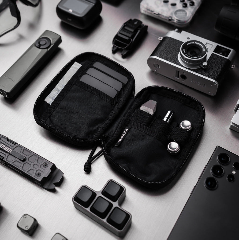 ALPAKA HUB Pouch V2 內建 RFID 阻隔層，有效保護信用卡安全。