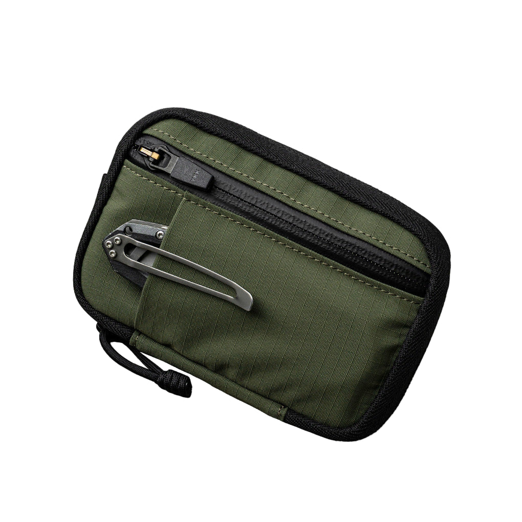 ALPAKA HUB Pouch V2 綠色款展示，輕量便攜多功能收納包。