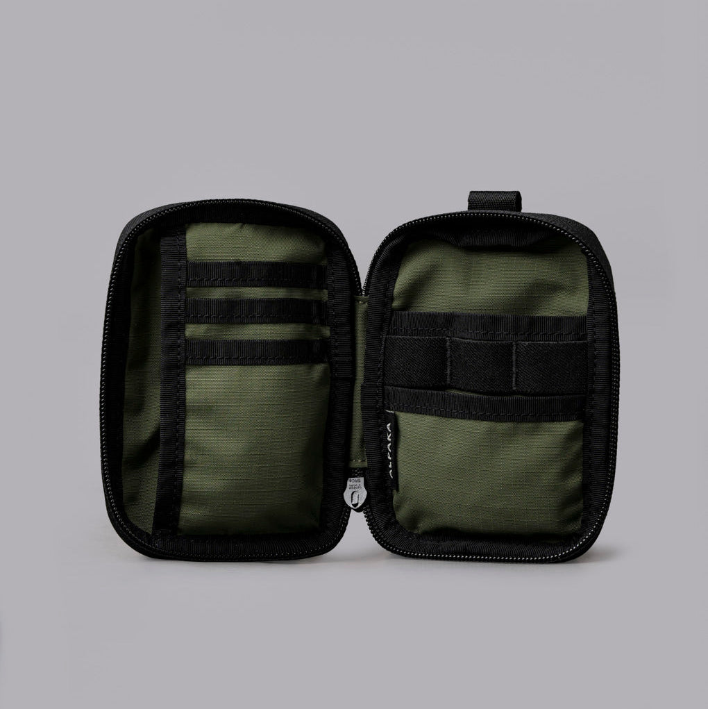 ALPAKA HUB Pouch V2 展示內部卡槽與隔層設計，整齊收納必需品。