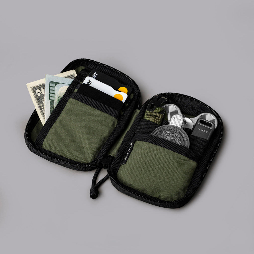 ALPAKA HUB Pouch V2 展示內部卡槽與隔層設計，整齊收納必需品。