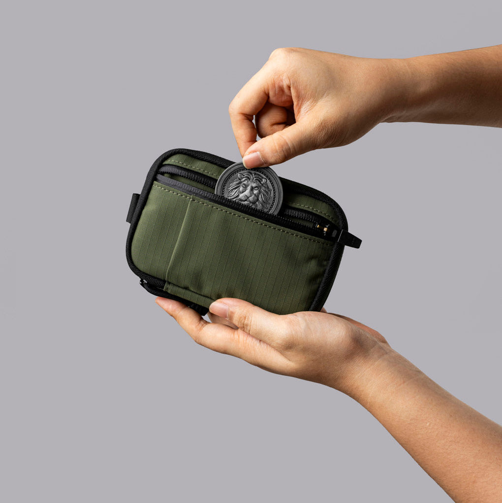 ALPAKA HUB Pouch V2 展示內部卡槽與隔層設計，整齊收納必需品。