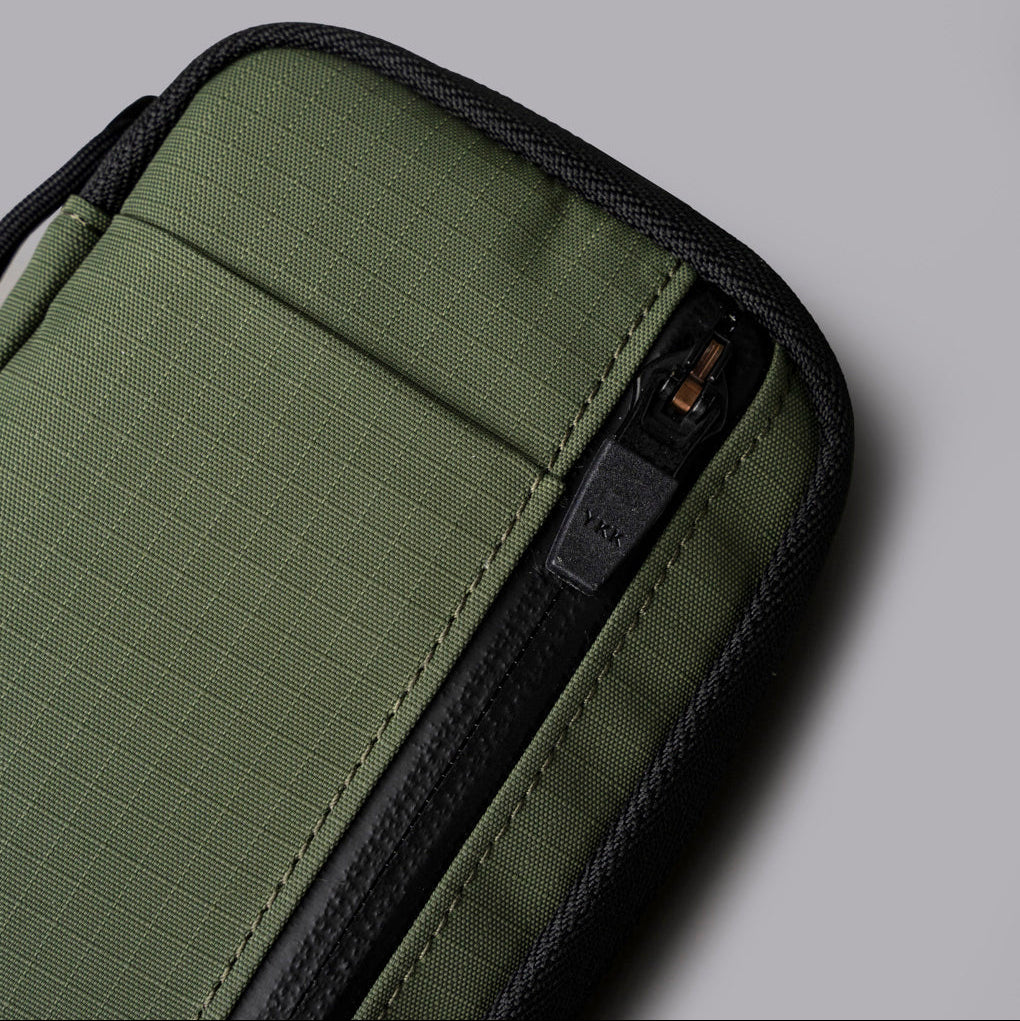 ALPAKA HUB Pouch V2 搭配 HUB 鑰匙鏈掛於背包的應用場景。