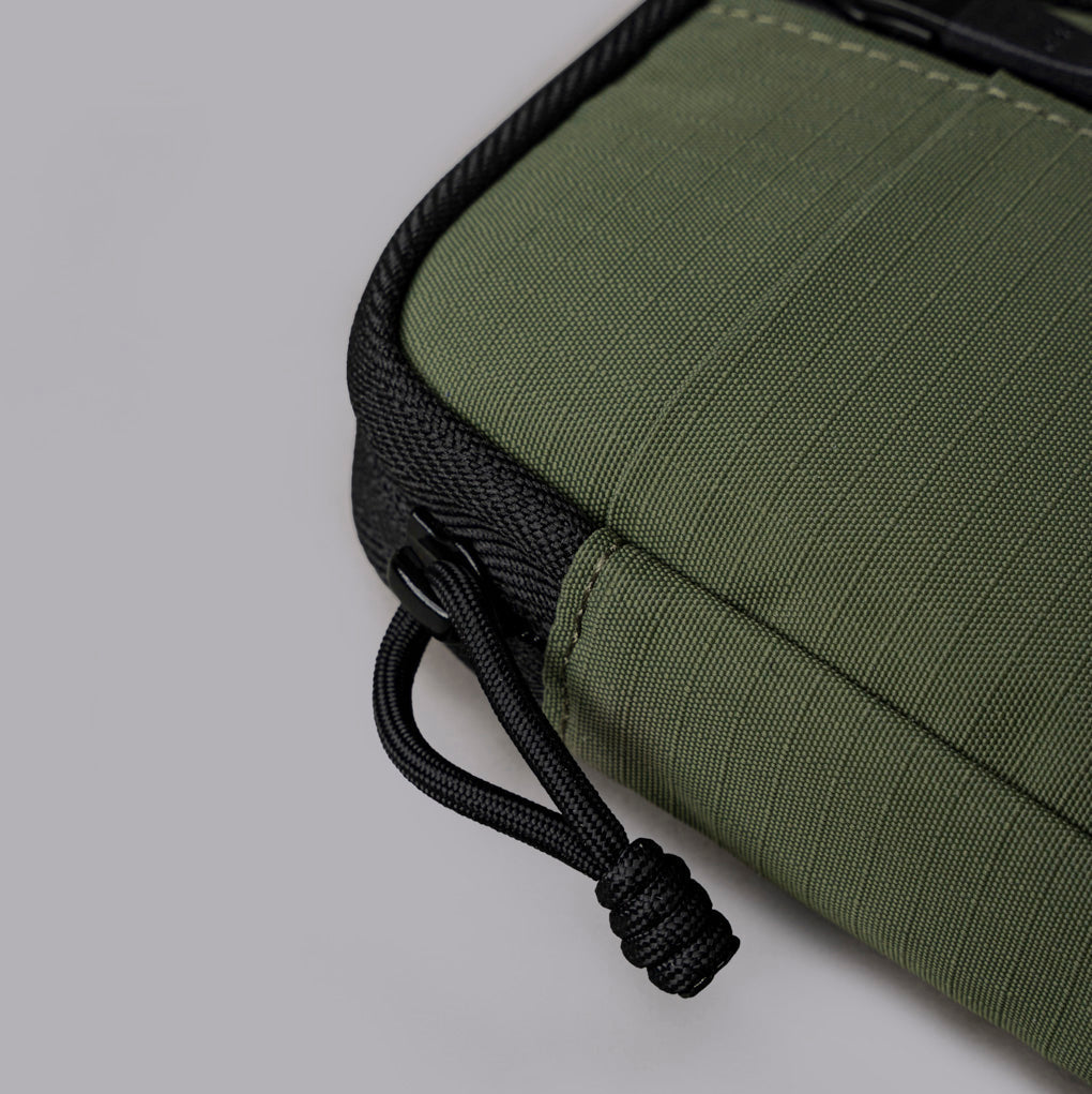 ALPAKA HUB Pouch V2 搭配 HUB 鑰匙鏈掛於背包的應用場景。