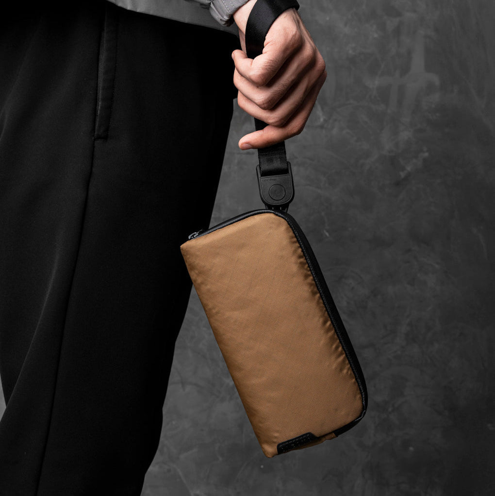 ALPAKA Flight Pouch 防水收納袋，輕便設計適合旅行與日常使用