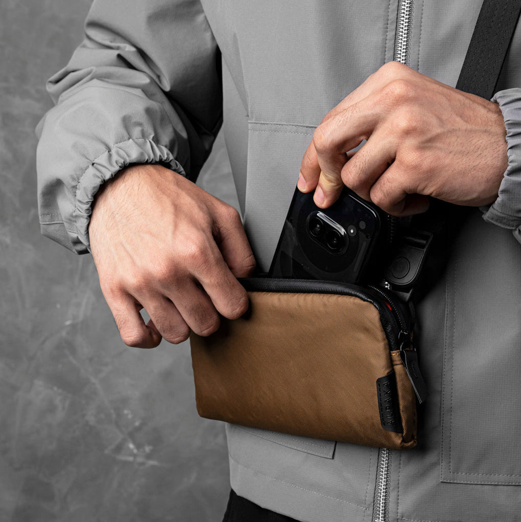 ALPAKA Flight Pouch 防水收納袋，輕便設計適合旅行與日常使用