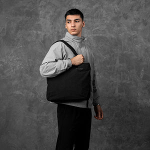 ALPAKA Flight Tote (M) 編織肩帶設計，展示全天候舒適攜帶效果。