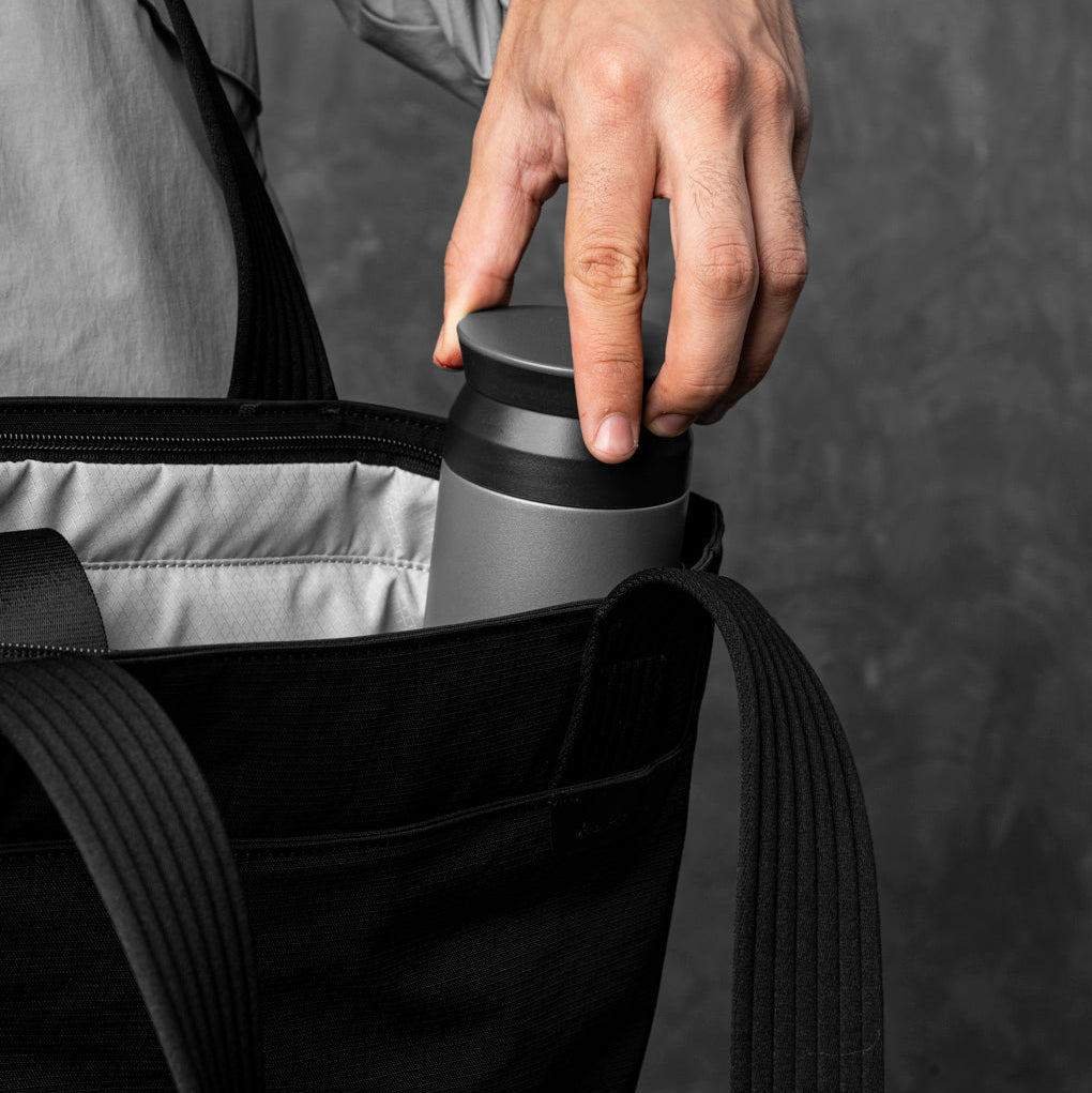 ALPAKA Flight Tote (M) 的內部隔層展示，包括筆記型電腦隔層與水壺隔層。