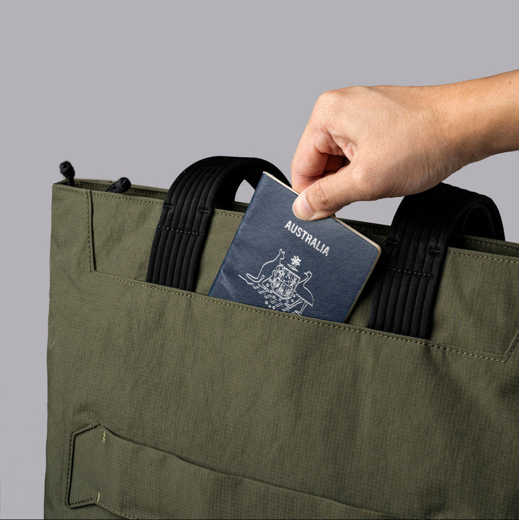 ALPAKA Flight Tote (M) 外部磁吸口袋設計，結合快速取用功能。