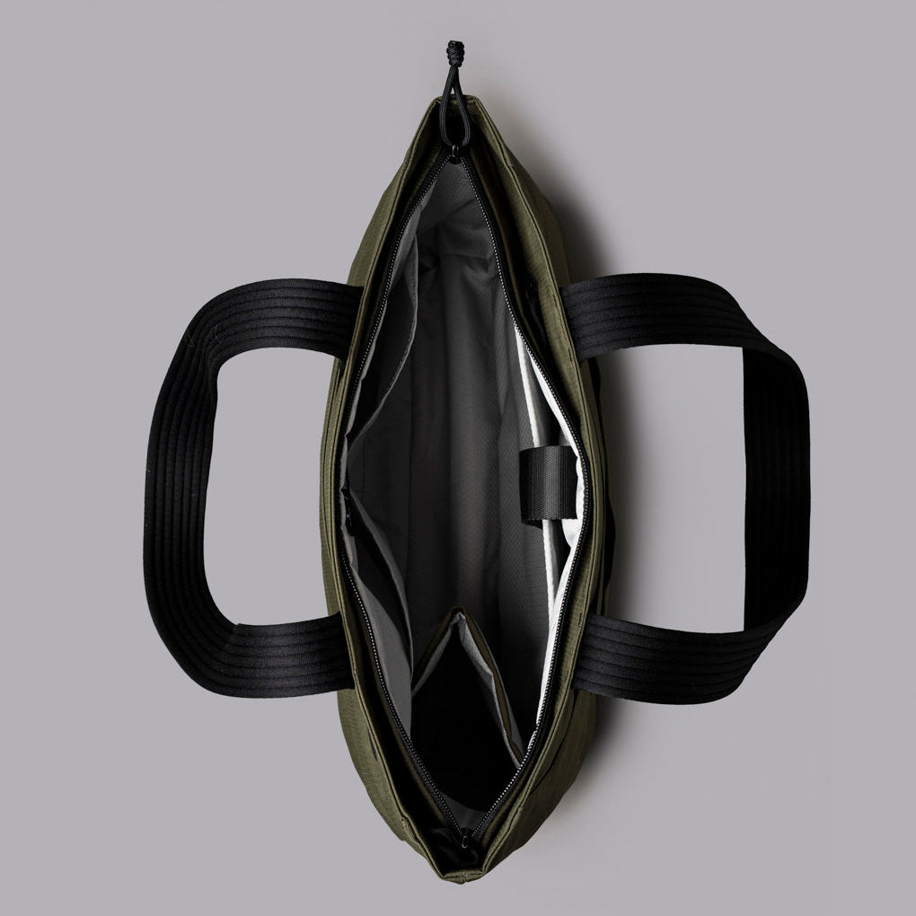 ALPAKA Flight Tote (M) 的內部隔層展示，包括筆記型電腦隔層與水壺隔層。