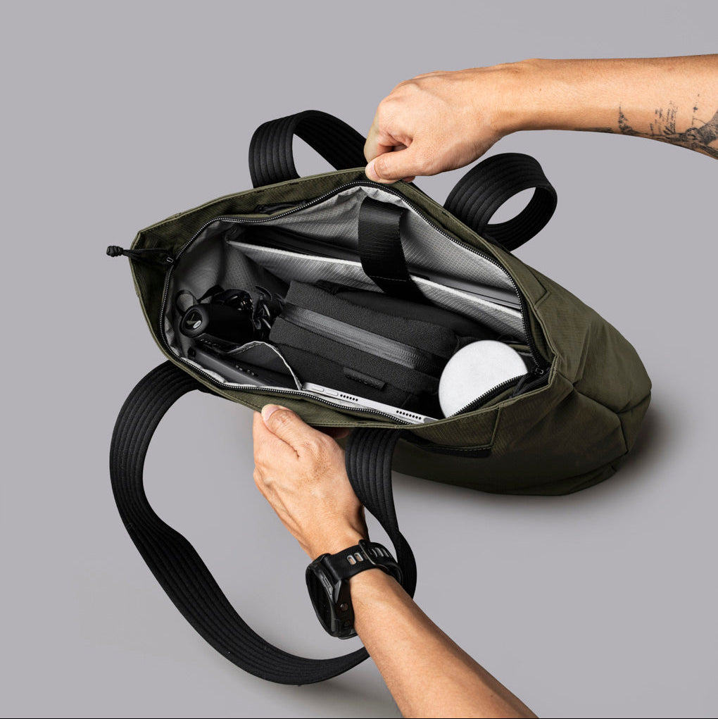 ALPAKA Flight Tote (M) 的內部隔層展示，包括筆記型電腦隔層與水壺隔層。