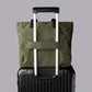 ALPAKA Flight Tote (M) 展示行李通道功能，專為旅行設計。
