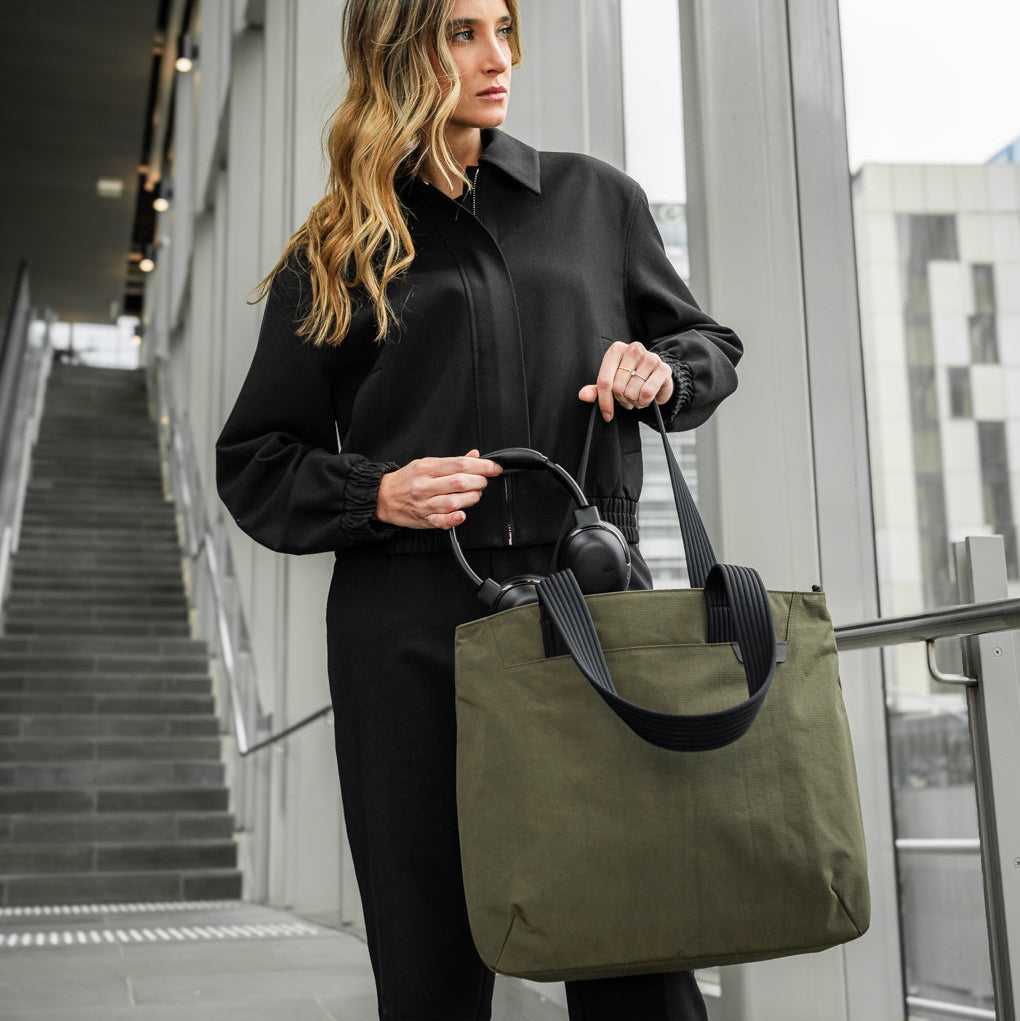 ALPAKA Flight Tote (M) 編織肩帶設計，展示全天候舒適攜帶效果。