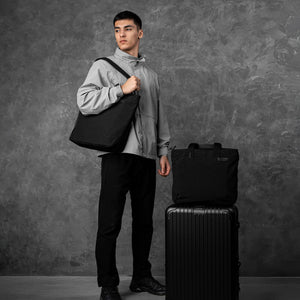 ALPAKA Flight Tote (L) 展示行李通道設計，方便固定於行李箱手柄上。
